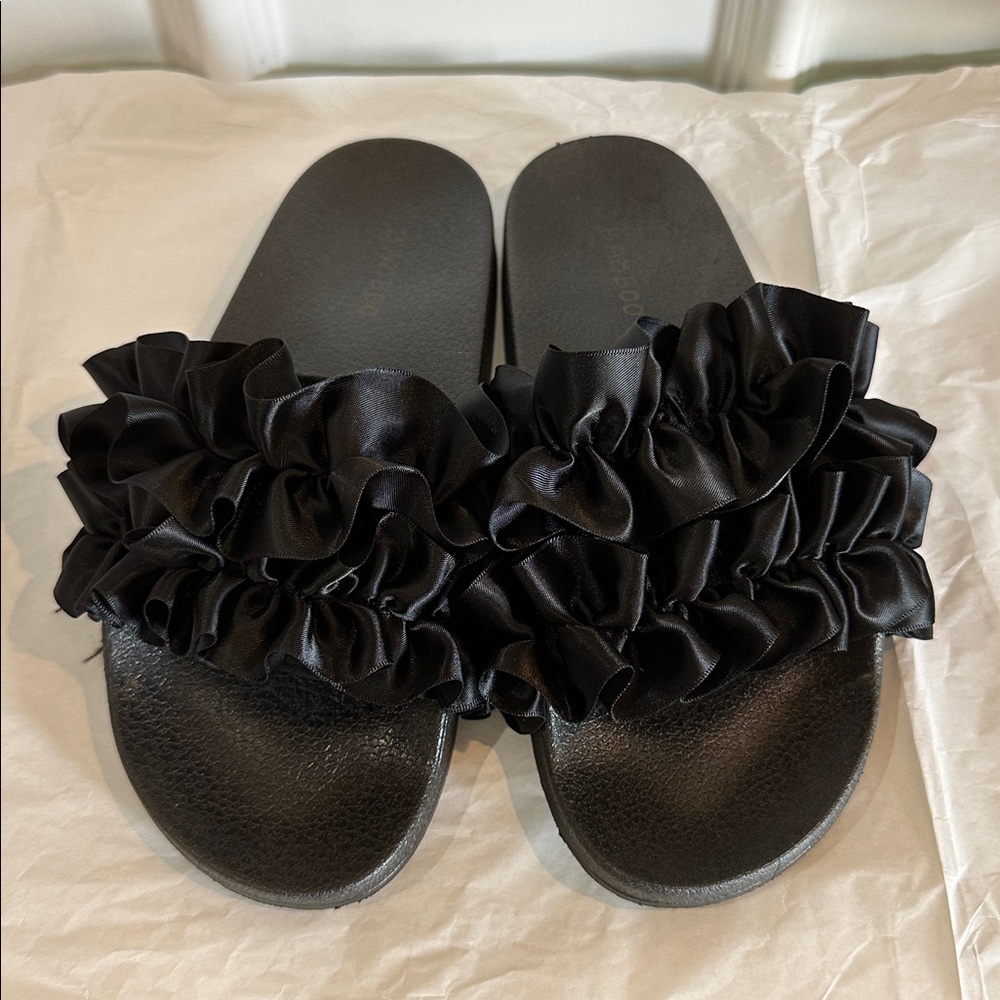 Elegant Black Ruffle Slides - Picture 2 of 4